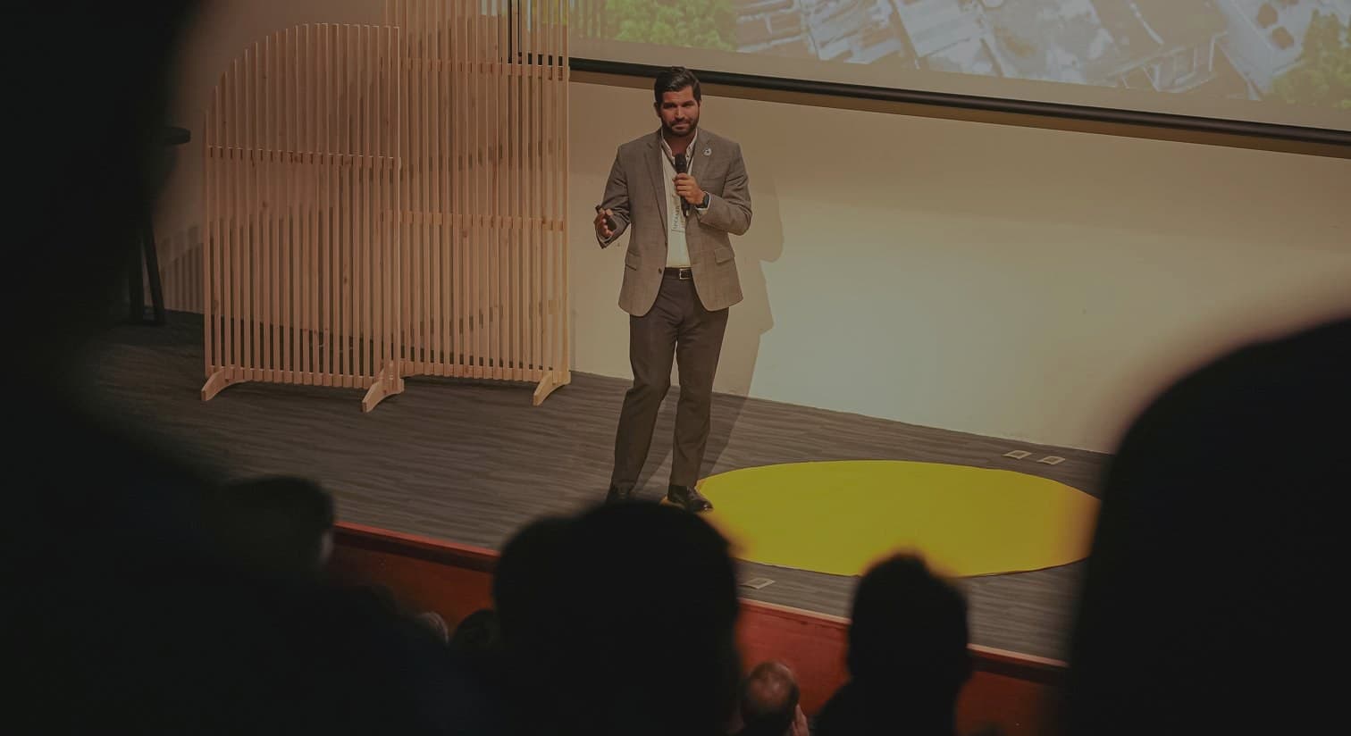 Speaker presentando en una edición de BOOOM.