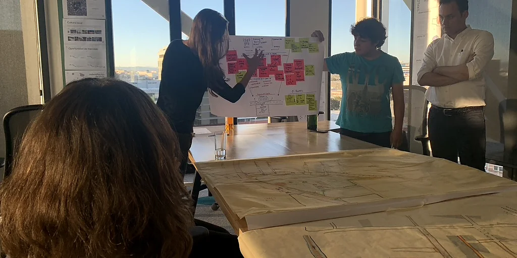 URBOP en sesión de planeación estratégica — taller con sticky notes y mapas